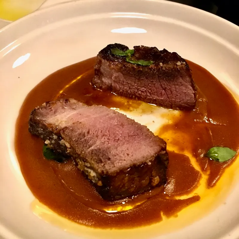 deux morceaux viande dans l'assiete