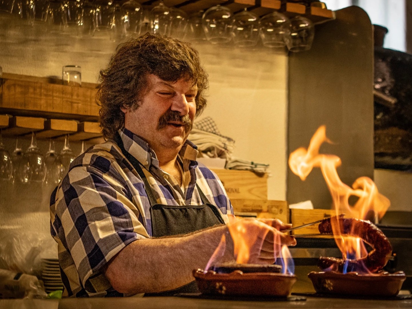 a man grlling chourizos