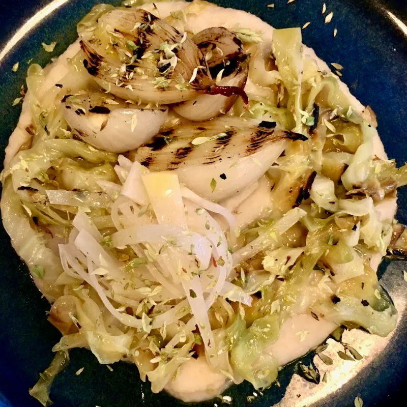 une assiete avec un repas vegetarian