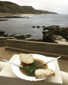 assiette avec soup de patelles