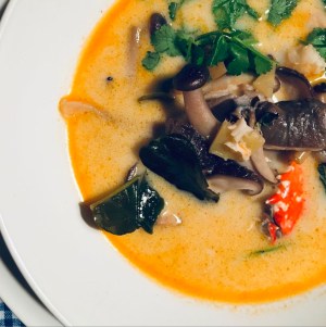 prato de sopa tailandesa com cogumelos e caranguejo