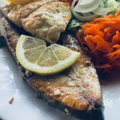 plusieurs sors de poisson grillé dans un assiette