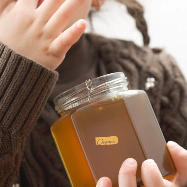 a hand holding a cell phone